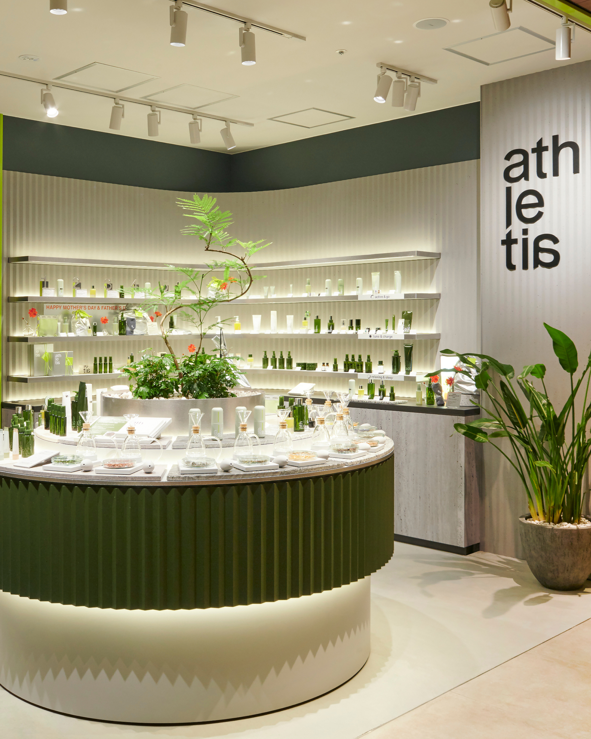 アスレティアの直営店が待望の九州初上陸。都会と自然の距離感が心地